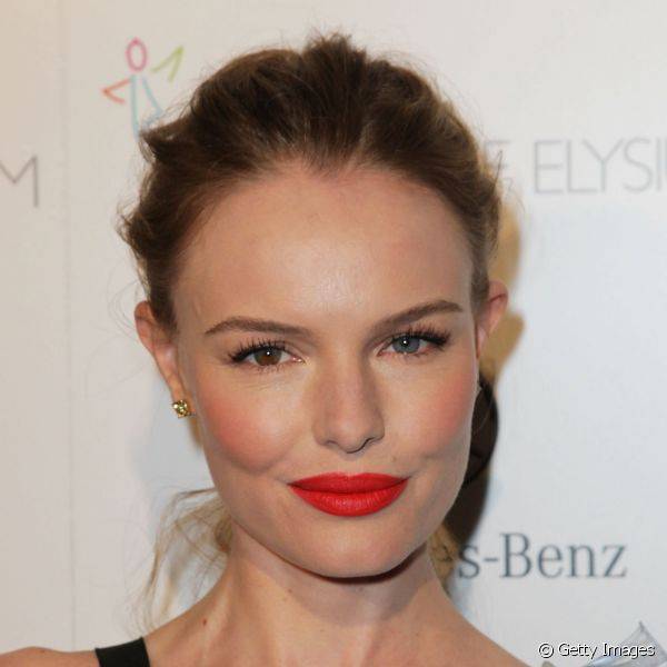 Kate Bosworth adora incrementar as suas makes de aspacto natural com batom vermelho